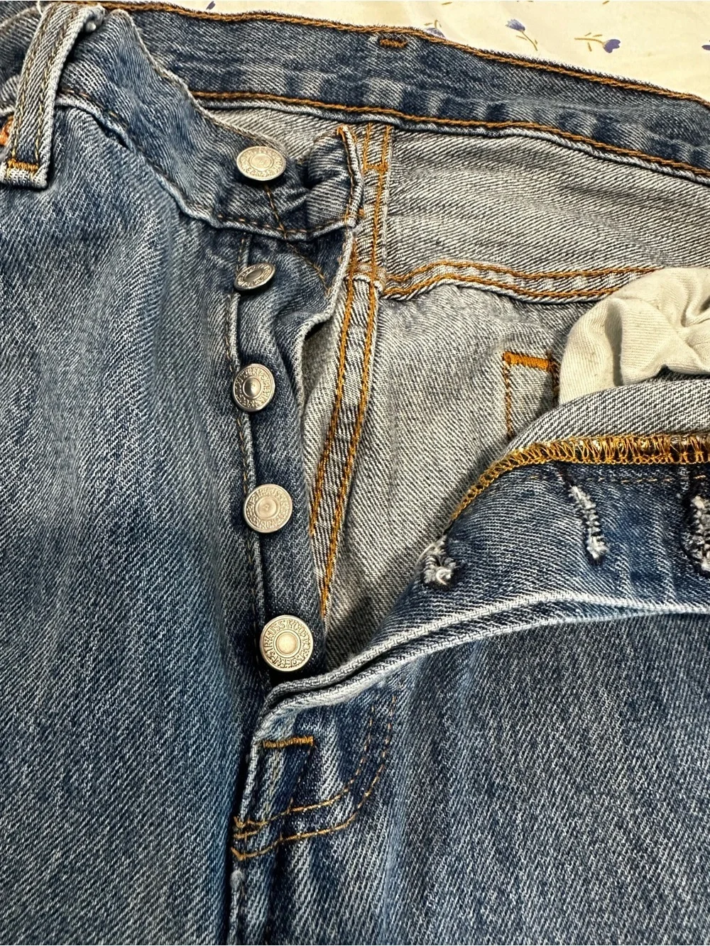 VTG style Levi's 501 Sz: 34x32 button fly straight leg medium wash blue jeans.